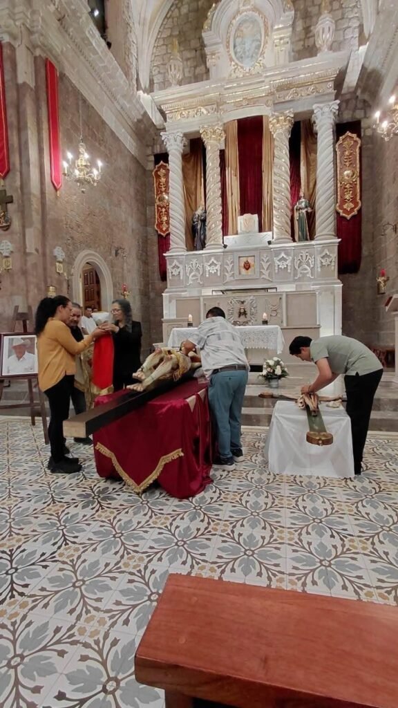 La Sangre de Cristo inicia sus fiestas patronales con la colocación del nuevo sendal