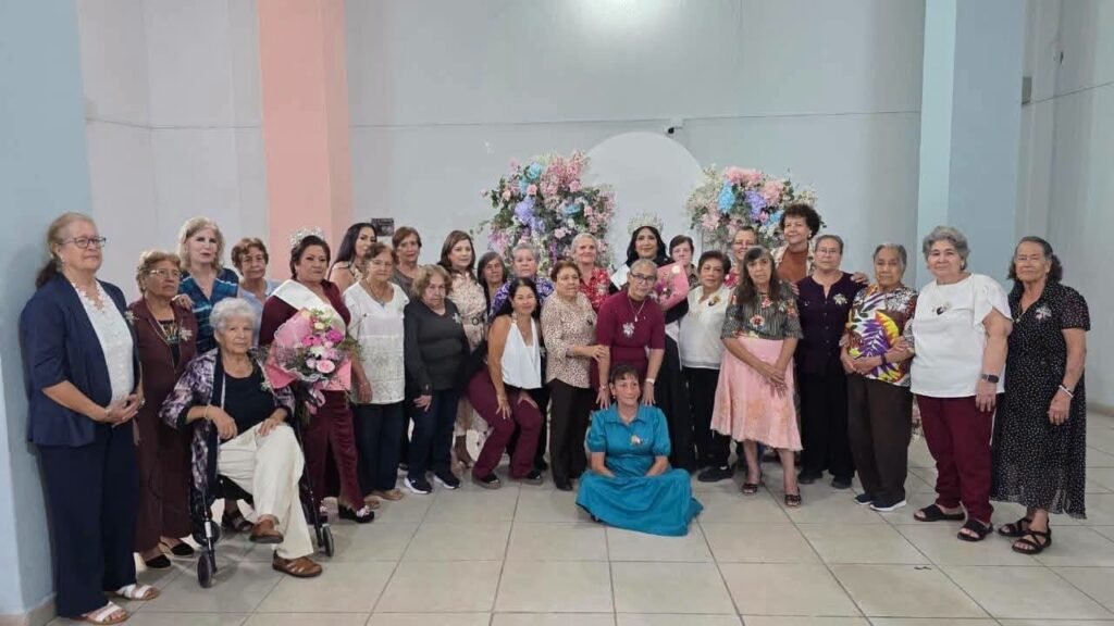 Teresa González Ortiz es coronada Reina de la Tercera Edad del DIF Municipal